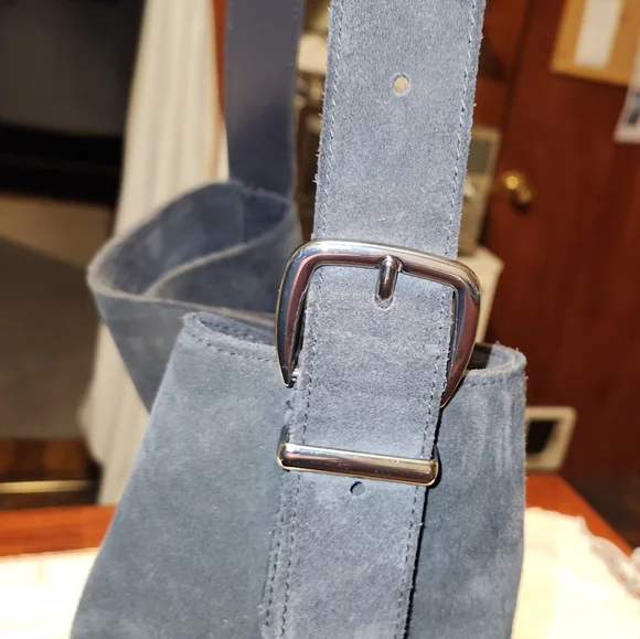 Madewell Essential Bucket Tote - Picture 4 of 7